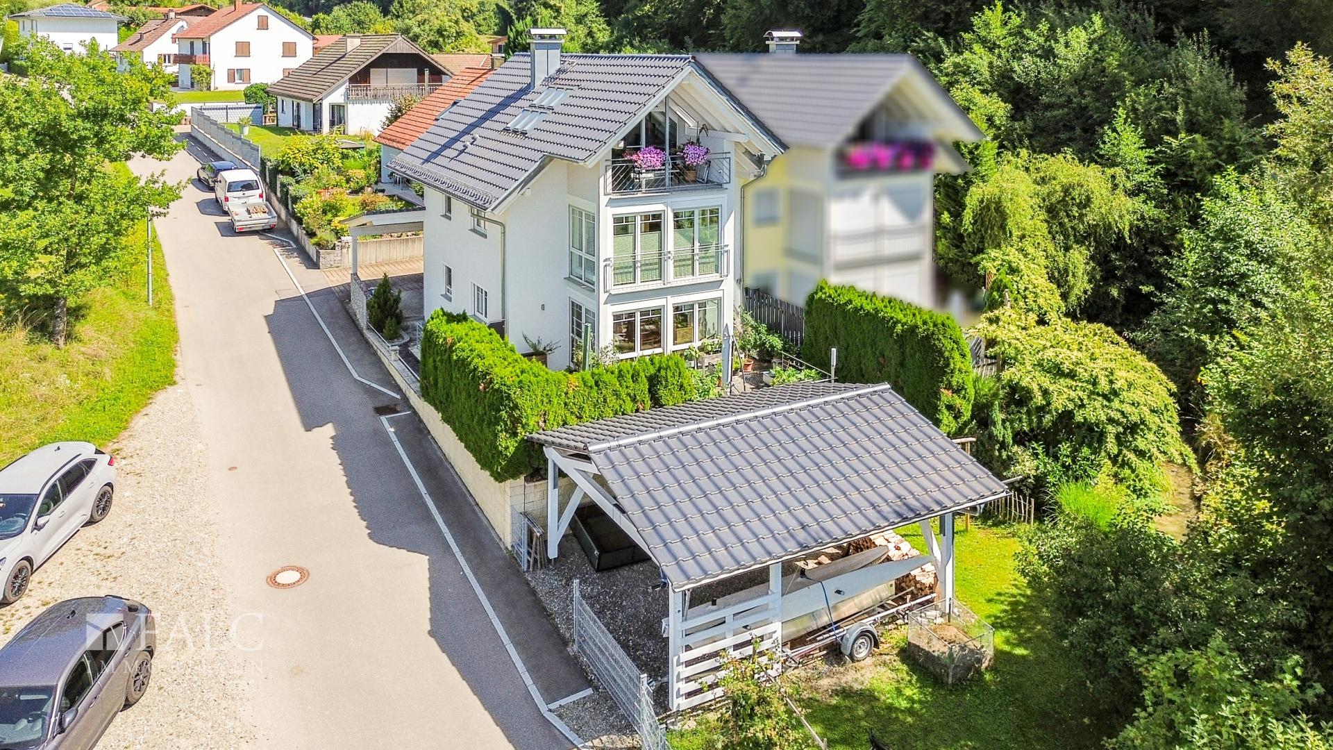 Rückansicht mit Carport aus der Luft